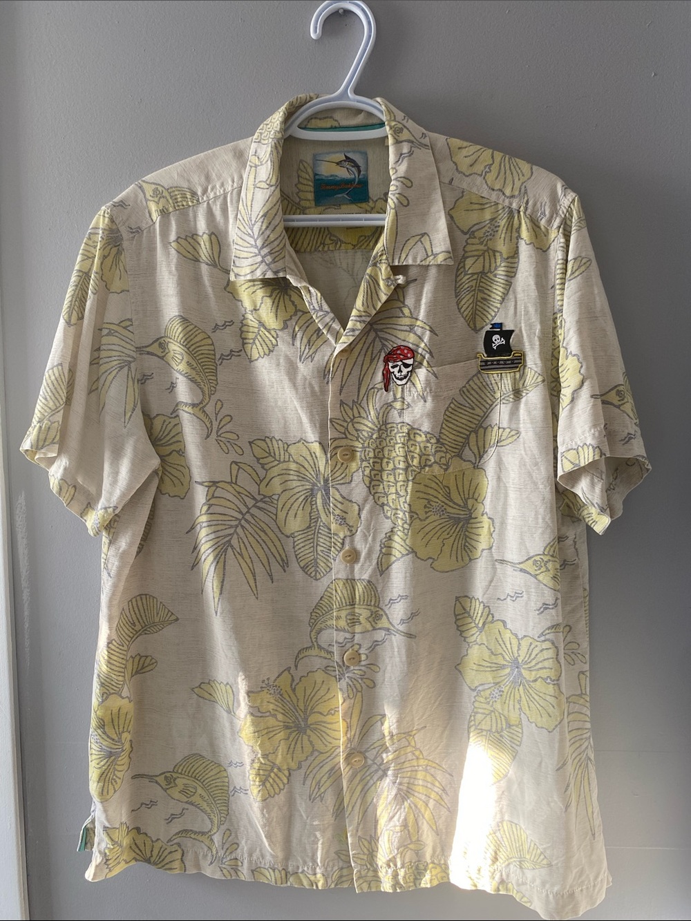 Tommy Bahama Hawaiian Shirt 100% Silk Men’s M Island Modern Fit Tropical Pirate